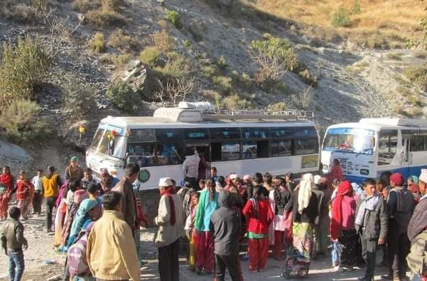 भोको पेट भर्नकै लागि कोरोनाको प्रवाह नगरी रुदैं भारत पस्न बाध्य छन् - बझाङे युवा