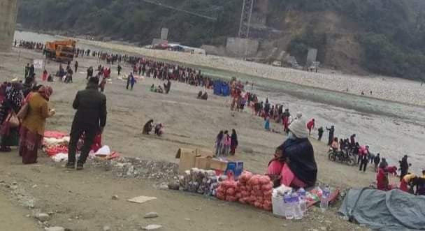 काेभिड संक्रमणकाे त्रासका बिचपनि कालिगण्डकी नुहाउनेकाे रुरुधाममा घुँईचाे 