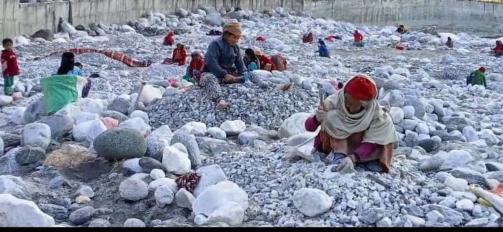सुत्केरी देखि ७० बर्षिया आमाको बाध्यता : गिट्टी नकुटी चल्दैन जीवन
