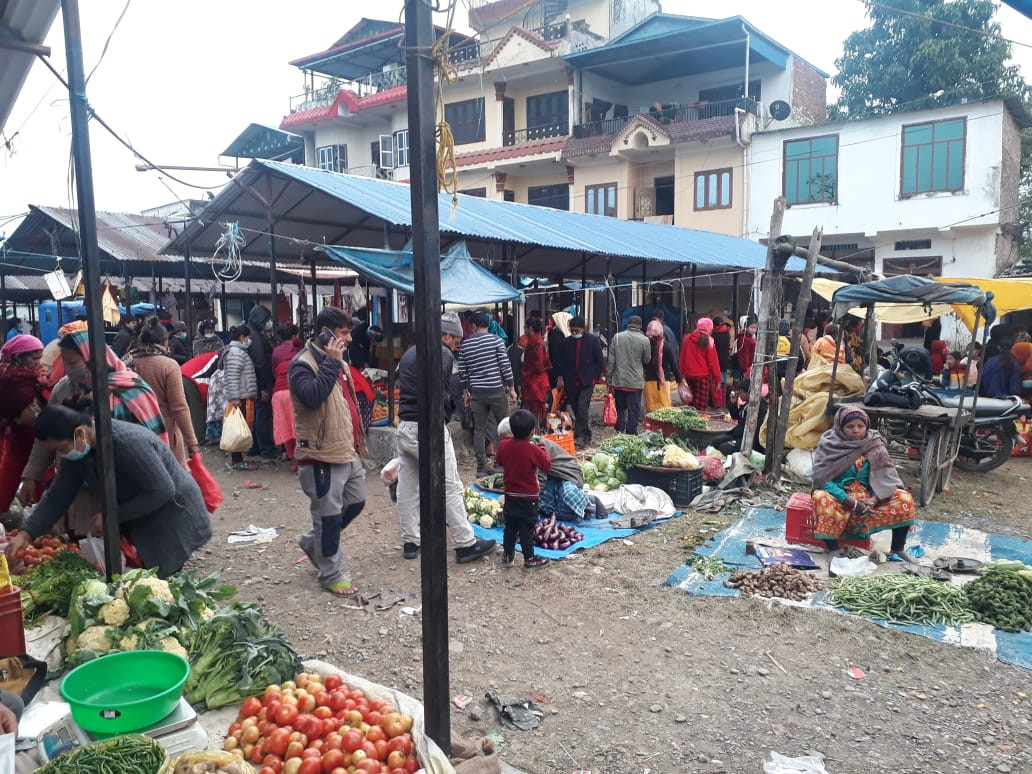 महामारीलाई माथ दिदैं देवदहको हाटबजारमा 'सयको डेढ किलो' किनबेचको घुईँचो
