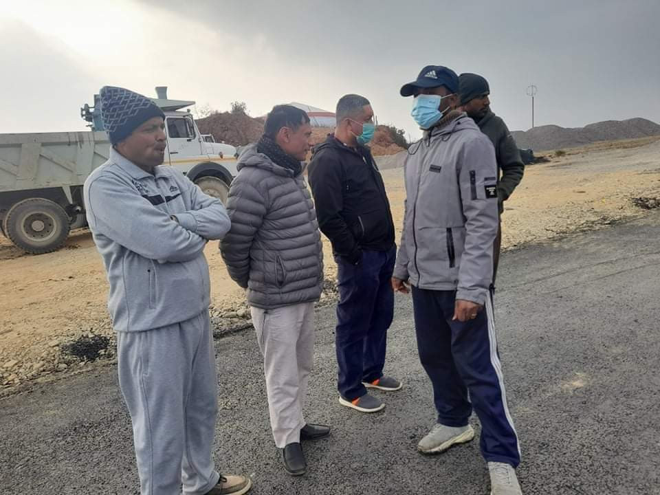 एकीकृत समाजवादीका नेताद्वारा निर्माणधिन रेसुङ्गा विमानस्थलकाे अवलोकन