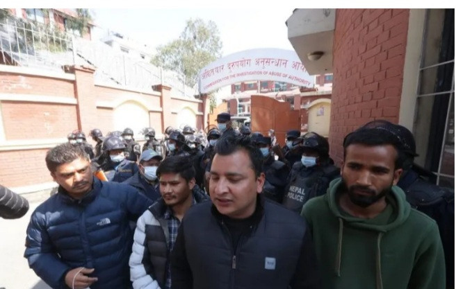अध्यक्ष ओलीसहित एमालेका शिर्ष नेता विरुद्ध अख्तियारमा उजुरी