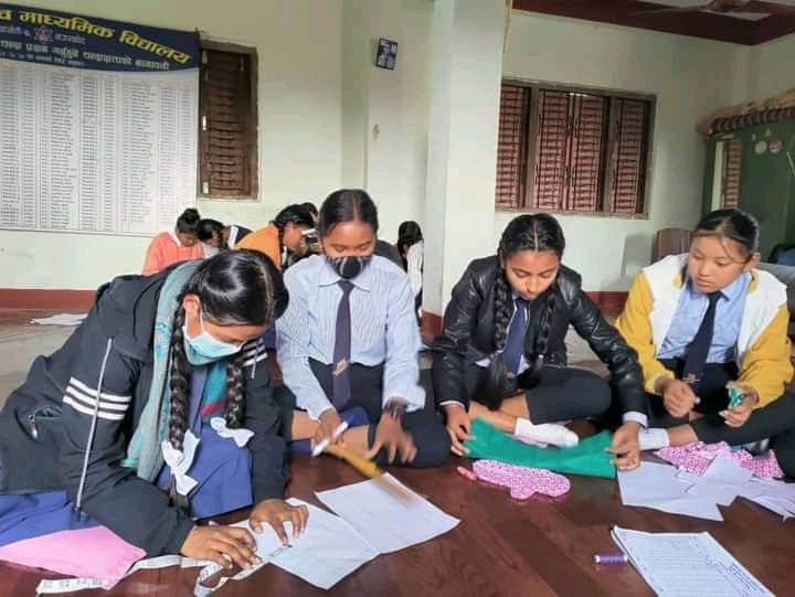 आफ्नो लागि आफै प्याड बनाउँदै कावासोतीका किशोरीहरु