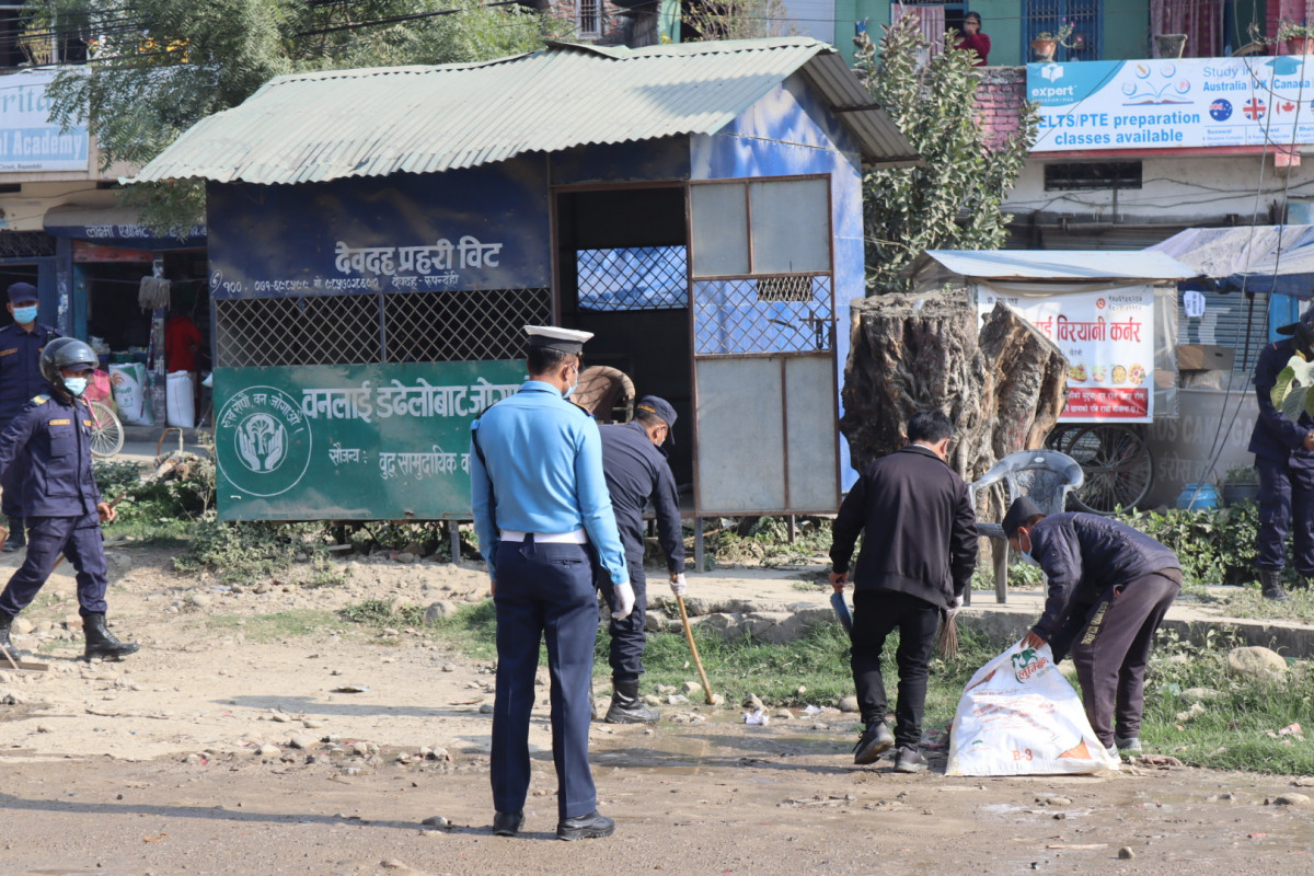 नेपाल बन्द : प्रहरी र बन्दकर्ताद्वारा देवदहको खैरेनीचोकमा सरसफाइ (फोटो फिचर)
