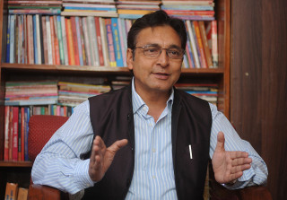 सुनवलमा टोपबहादुर रायमाझी : एमाले भन्छ, 'पुर्व उपप्रधानमन्त्री', गठबन्धन भन्छ' 'एमाले सचिव' 