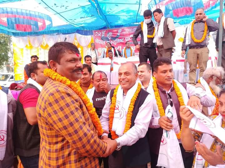 'विभिन्न पार्टी परित्याग गरि ओमसतिया र रोहिणीमा ४५० बढी माओवादी केन्द्रमा प्रवेश'