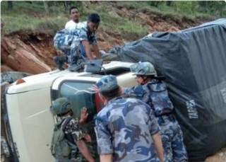 रामेछापमा मतपेटिका बोकेको गाडी दुर्घटना, ३ जना घाइते