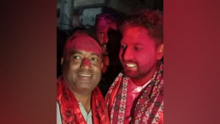 अध्यक्ष पदका प्रतिस्पर्धी हिमाल श्रेष्ठद्वारा विजयी यदु ज्ञवालीलाई टीका र खादाले सम्मान