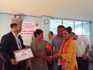 सुनवलमा नवनिर्वाचित जनप्रतिनिधिलाई प्रमाणपत्र वितरण