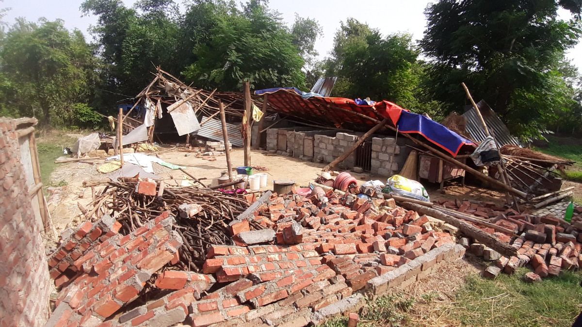 हुरीले घर भत्काउँदा बंगुरको खोरमा बास