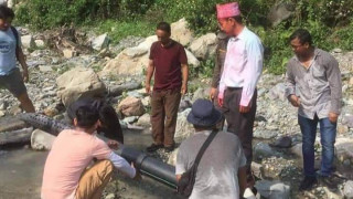 मेयर बनेको भोलिपल्टै हर्कराज साम्पाङ खानेपानी समस्या हल गर्न पानीको मुहानमा