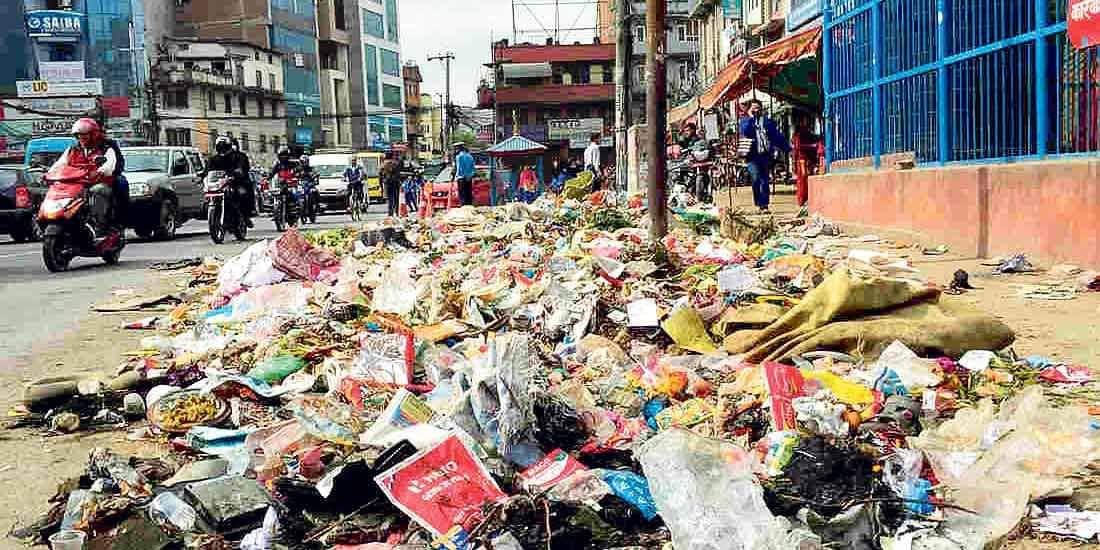 बञ्चरे डाँडामा फोहोर फाल्न दिन्नौं भन्ने स्थानीयमाथि प्रहरीको बल प्रयोग