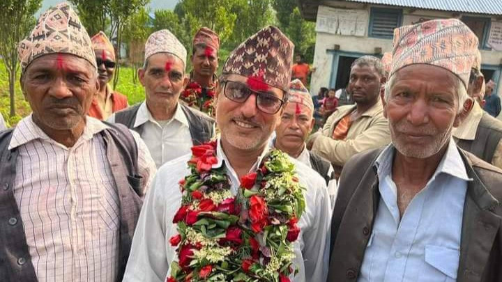 गुल्मीको मुसिकाेट नगरपालिकाका प्रमुख मतदाता भेट्न गाउँतिर
