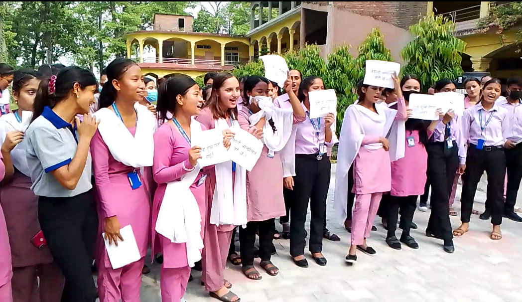 देवदह आदर्श बहुमुखी क्याम्पसमा विद्यार्थी आन्दोलित, वृद्धि गरिएको शुल्क फिर्ता लिईनुपर्ने माग