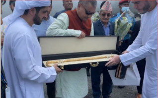 दुबईका राजकुमारद्वारा दुर्गा प्रसाईंलाई 'सुनको लौरो' उपहार