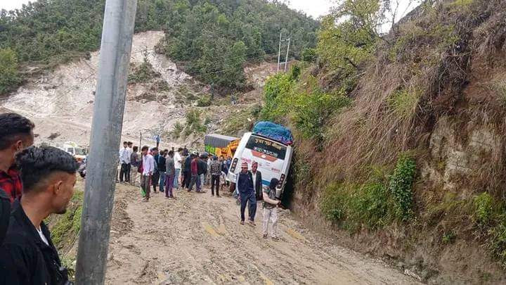 बझाङको देउलेकमा बस फस्दा पाँच घण्टादेखि यात्रु अलपत्र