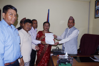 २९ बुँदे माग राख्दै 'जनपक्षीय संयुक्त संयन्त्र, देवदह'ले नगरप्रमुख खरेललाई बुझायो ज्ञापन-पत्र