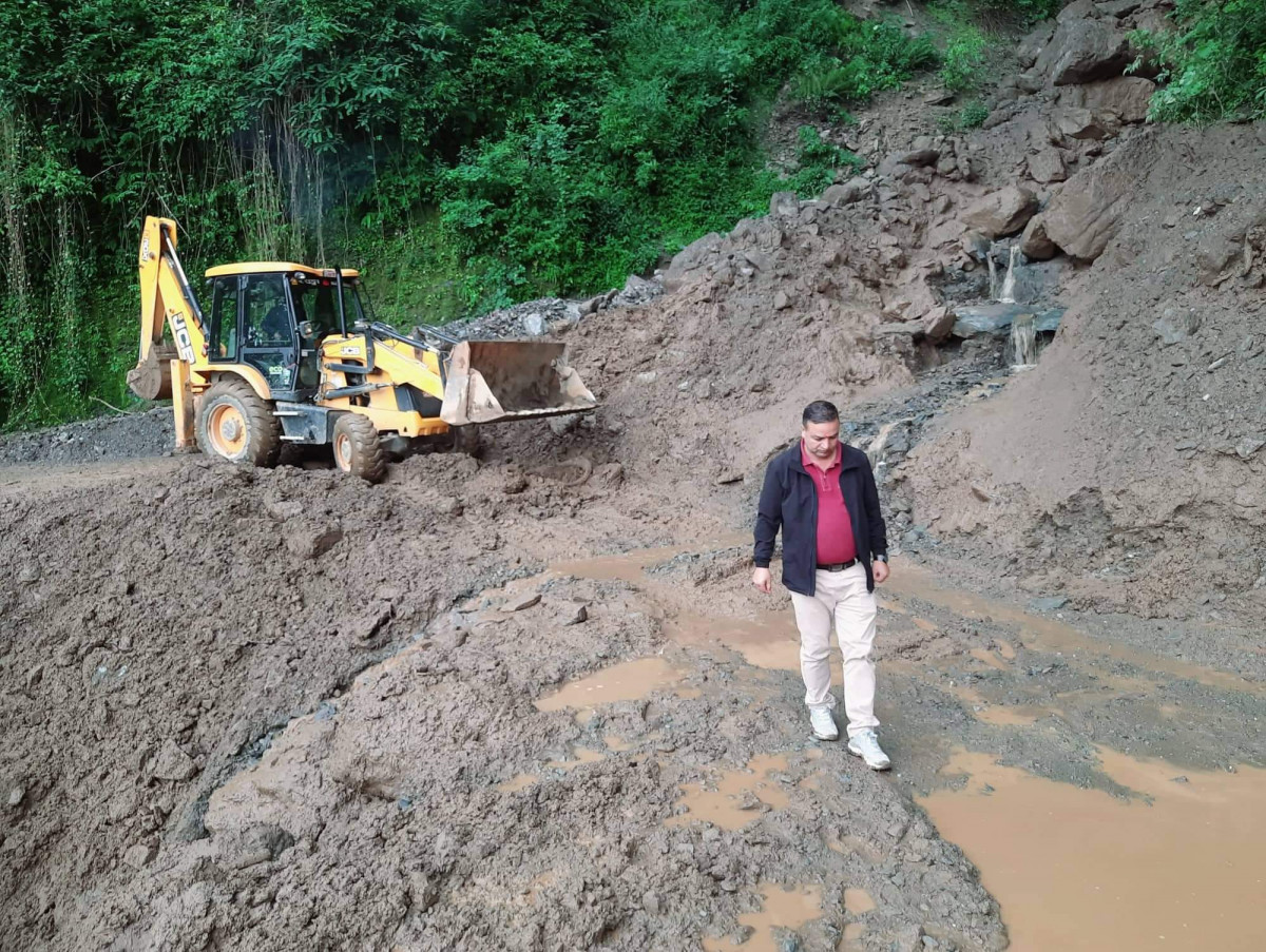 अवरुद्ध सडक खुलाउन जेसिभि लगेर आफै पुगे मेयर पन्थी 