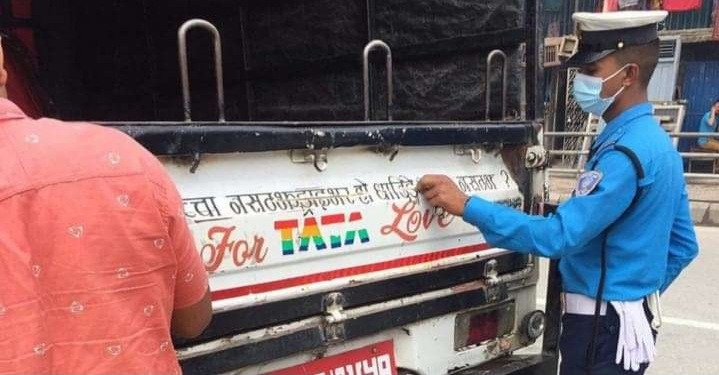 सार्वजनिक सवारीबाट अश्लिल गाली सहितका 'गजल र सायरी' हटाउँदै ट्राफिक प्रहरी  