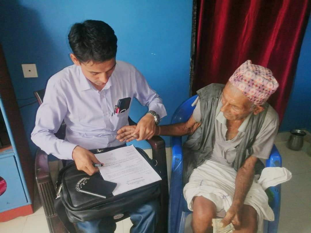 देवदह नगरपालिका वडा नं. ५ का अध्यक्ष डुम्रेद्वारा जेष्ठ नागरिकको घरमै पुगेर सेवा प्रवाह