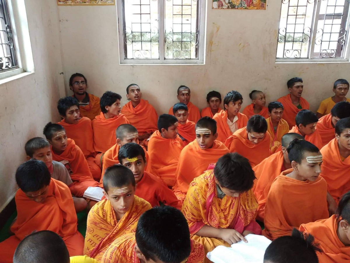 भौतिक अभावसंग जुधेर ज्ञान लिँदै संस्कृत गुरुकुल रुरुधामका बटुकहरु  