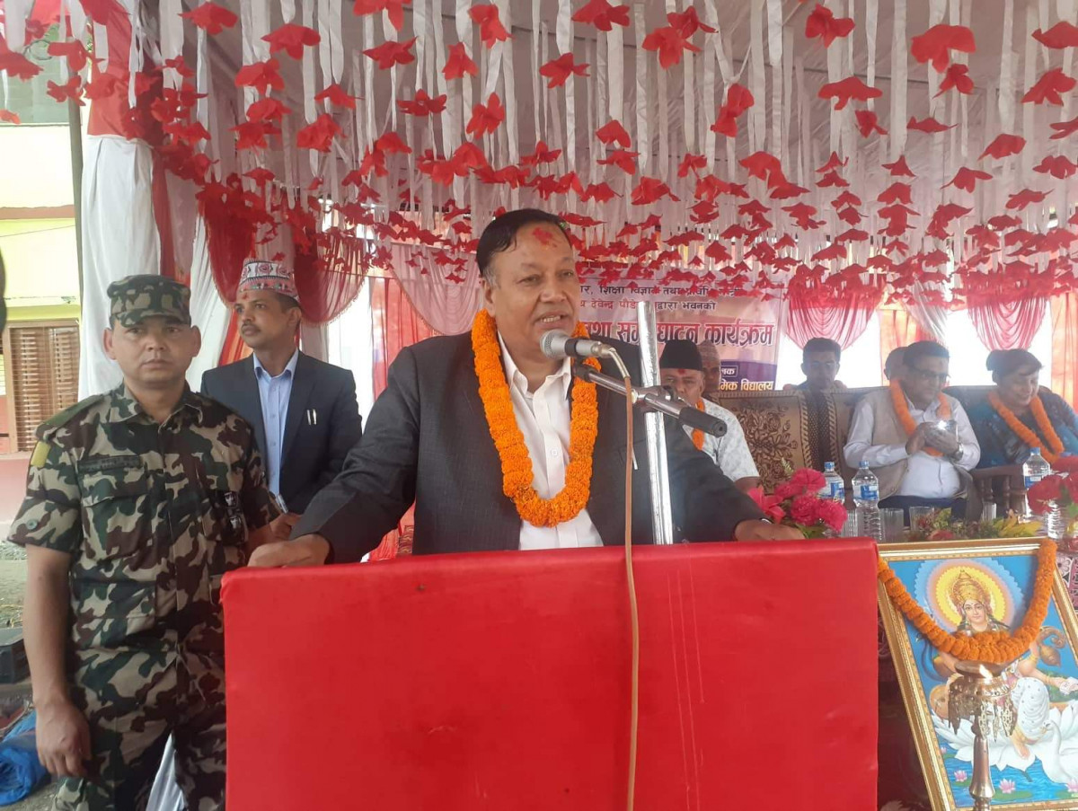 शिक्षकहरू कक्षामा कम र राजनितिमा बढि सक्रिय हुँदा शिक्षा गुणस्तरीय भएन: शिक्षामन्त्री पौडेल