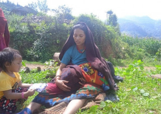 पश्चिम रुकुममा बाटोमै सुत्केरी भएकी महिलाको स्वास्थ्य अवस्था गम्भीर
