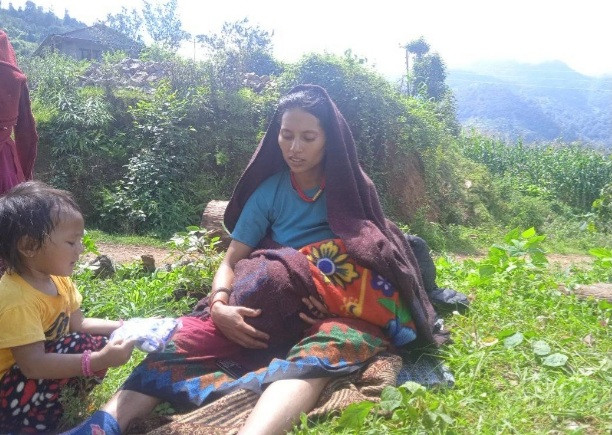 पश्चिम रुकुममा बाटोमै सुत्केरी भएकी महिलाको स्वास्थ्य अवस्था गम्भीर