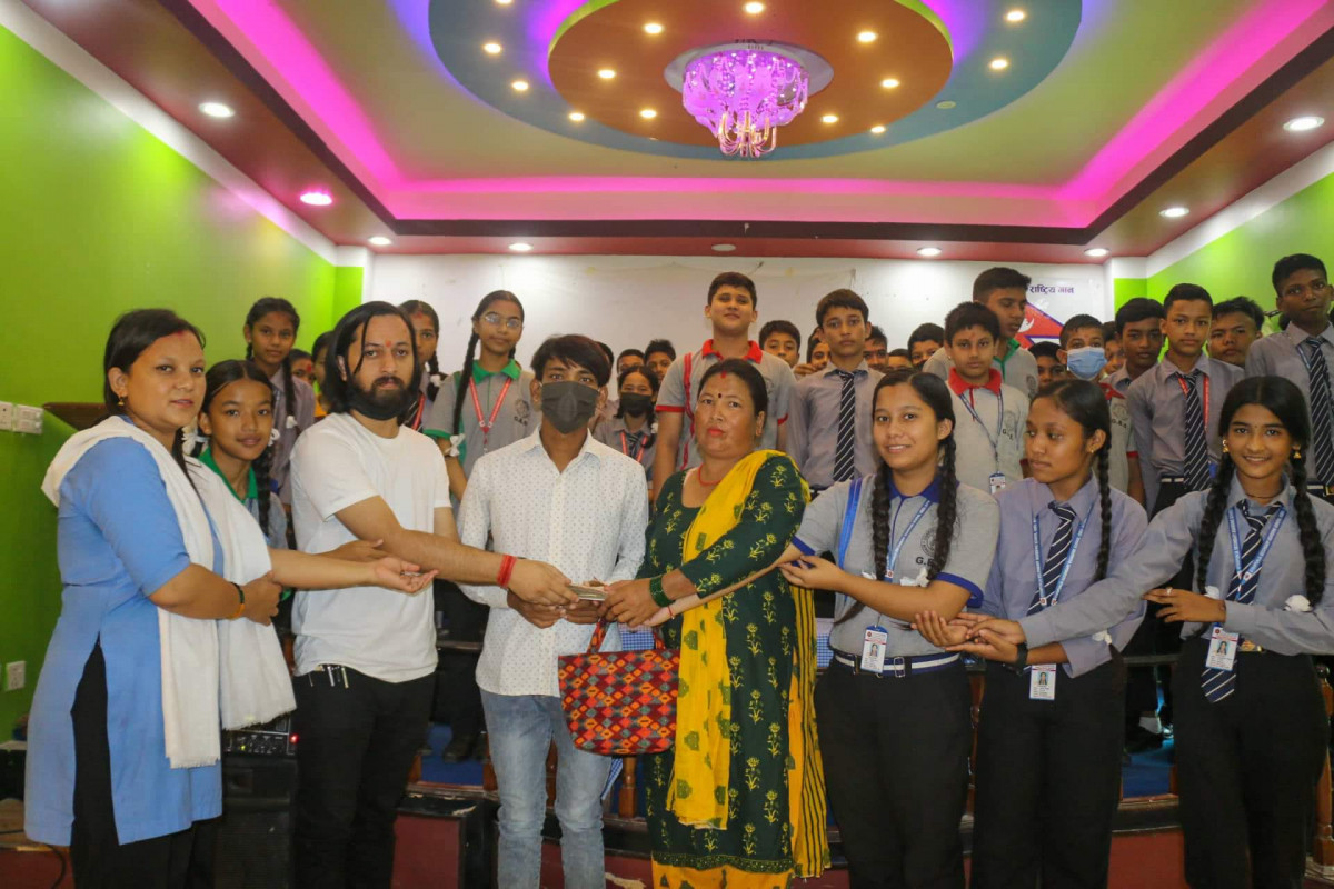 ज्ञानपुञ्ज स्कुलको सहकार्यमा मृगौला पिडित राकेशलाई आर्थिक सहयोग