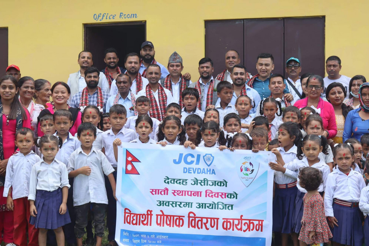 १०औं स्थापना दिवसमा देवदह जेसीजद्धारा शैशिक्षक सामग्री वितरण