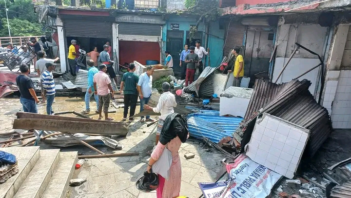 पोखरा महानगरले आफ्नै भवनमा डोजर चलायो