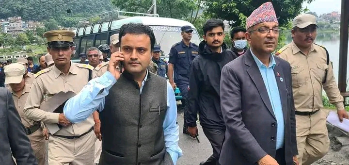६५ मिटरभित्र बन्दै गरेका अबैध संरचना हटाउन फेवा किनार पुगे मेयर आचार्य