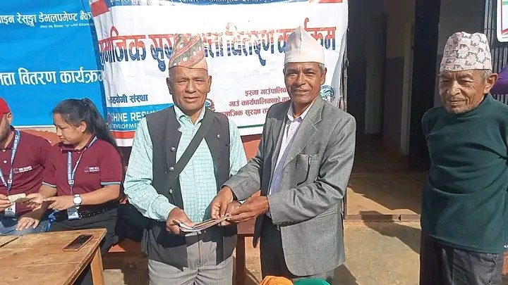 इस्मा गाउँपालिकाद्वारा ५५ बर्ष माथिका एकल पुरुषलाई टाेलमै सामाजिक सुरक्षा भत्ता