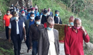 बडादशैंको सातौँ दिन आइतबार घर–घरमा शुभसाइतको प्रतीक फूलपाती भित्र्याइँदै