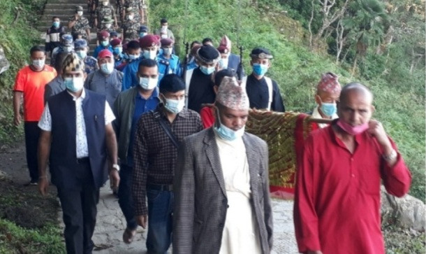 बडादशैंको सातौँ दिन आइतबार घर–घरमा शुभसाइतको प्रतीक फूलपाती भित्र्याइँदै