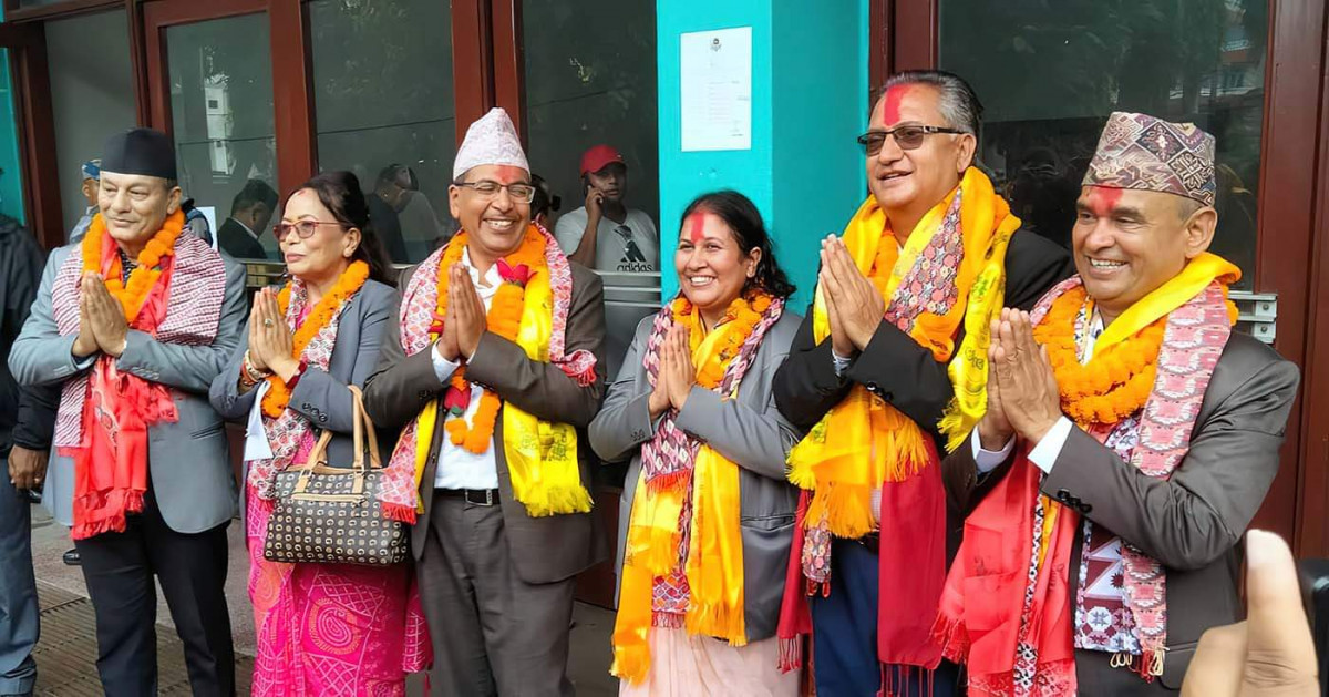 गठबन्धन र एमाले उम्मेदवारद्वारा एकअर्कालाई शुभकामना दिँदै सामुहिक तस्बिर