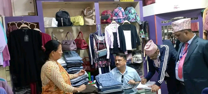 पोखराका फेन्सी पसलमा महानगरको अनुगमन, ट्रेड मलभित्रका दुई पसललाई जरिवाना