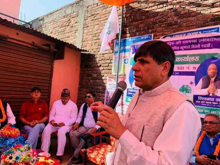 मतदातालाई घनश्याम भन्छन्: भोट माग्नेलाई प्रश्न गर्नुस् संविधानको रक्षा गर्छौ कि च्यात्छौ?