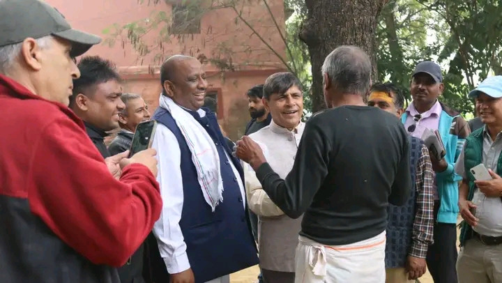 रुपन्देही-१ का भित्री बस्तीमा भोट माग्दै घनश्याम भुसाल र विश्वनाथ यादव 