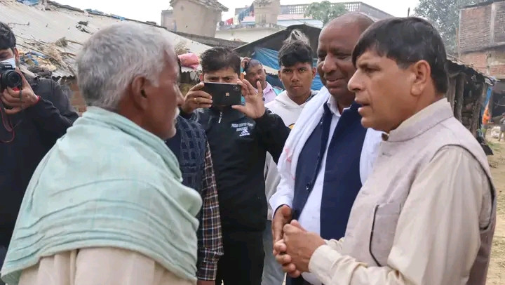 घनश्यामलाई भत्केको बाटो देखाउँदै मतदाताले भने, 'तपाईंले बनाउँनुहुन्छ भन्ने आश छ'