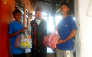 वडा अध्यक्षद्वारा जेहेन्दार विद्यार्थीलाई शैक्षिक सामाग्री बितरण
