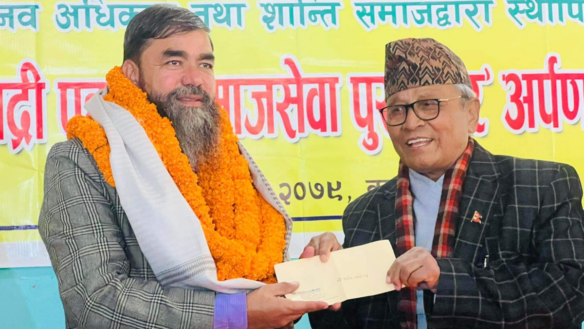 एक लाख १० हजार राशिको 'कर्मयोगी बद्री पहाडी समाजसेवा पुरस्कार’ अधिकारकर्मी  विनोद पहाडीलाई
