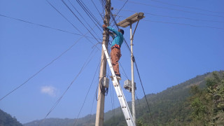 पोलमा चढेर निशुल्क विजुली मर्मत गर्ने वडा सदस्य, जसको घर क्षेत्रमा फ्री वाईफाई सुविधा छ  