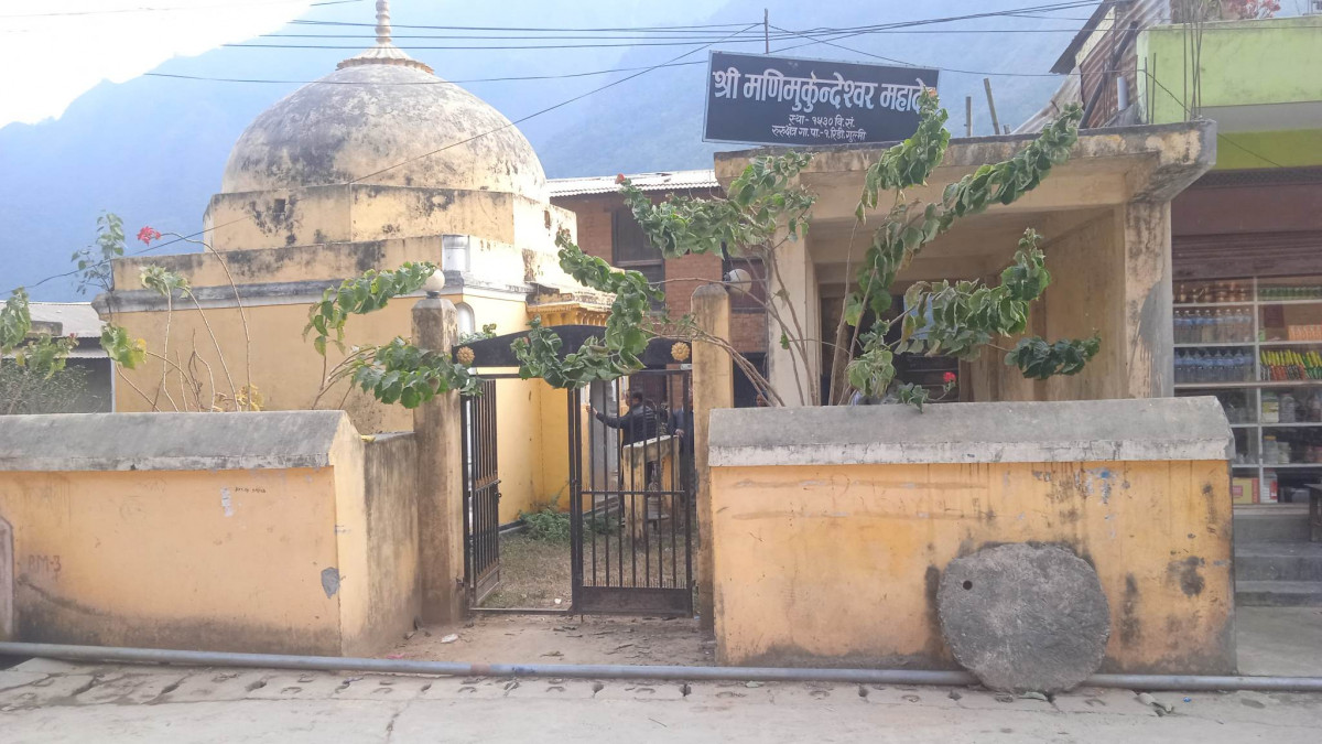 काँचुली फेर्दै  रिडिको साढे पाँच सय बर्ष पुरानाे मणिमुकन्देश्वर महादेव मन्दिर