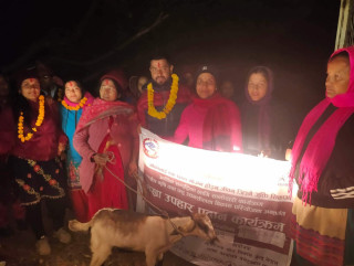 'सन्जे' ढलेपनि हेफरकाे बाख्रा उपहार बितरण कार्यक्रम चलिरह्याे 