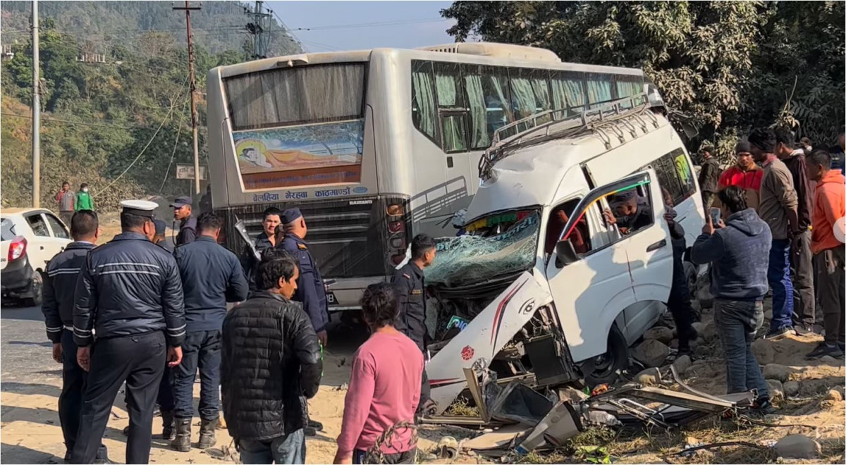 धादिङमा बस र माइक्रो ठोक्किँदा एकको मृत्यु, १५ जना घाइते
