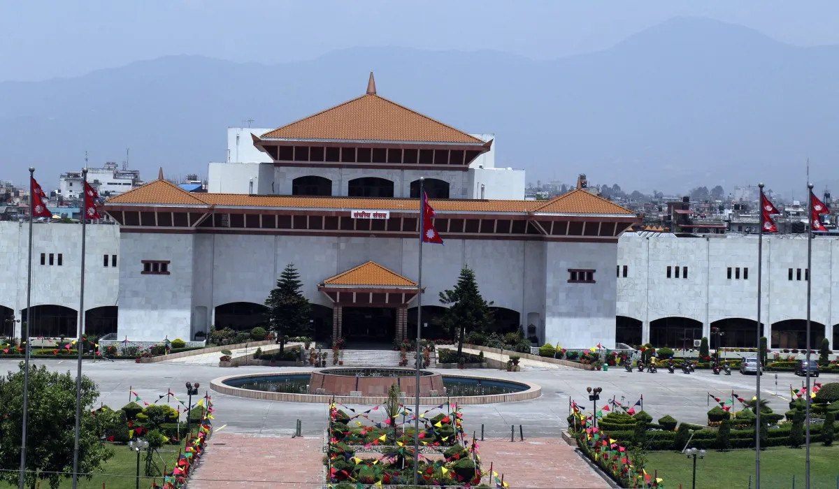 चुनिएका सांसद र संसद् भवन चिहाइरहेका चिसा अनुहारहरु