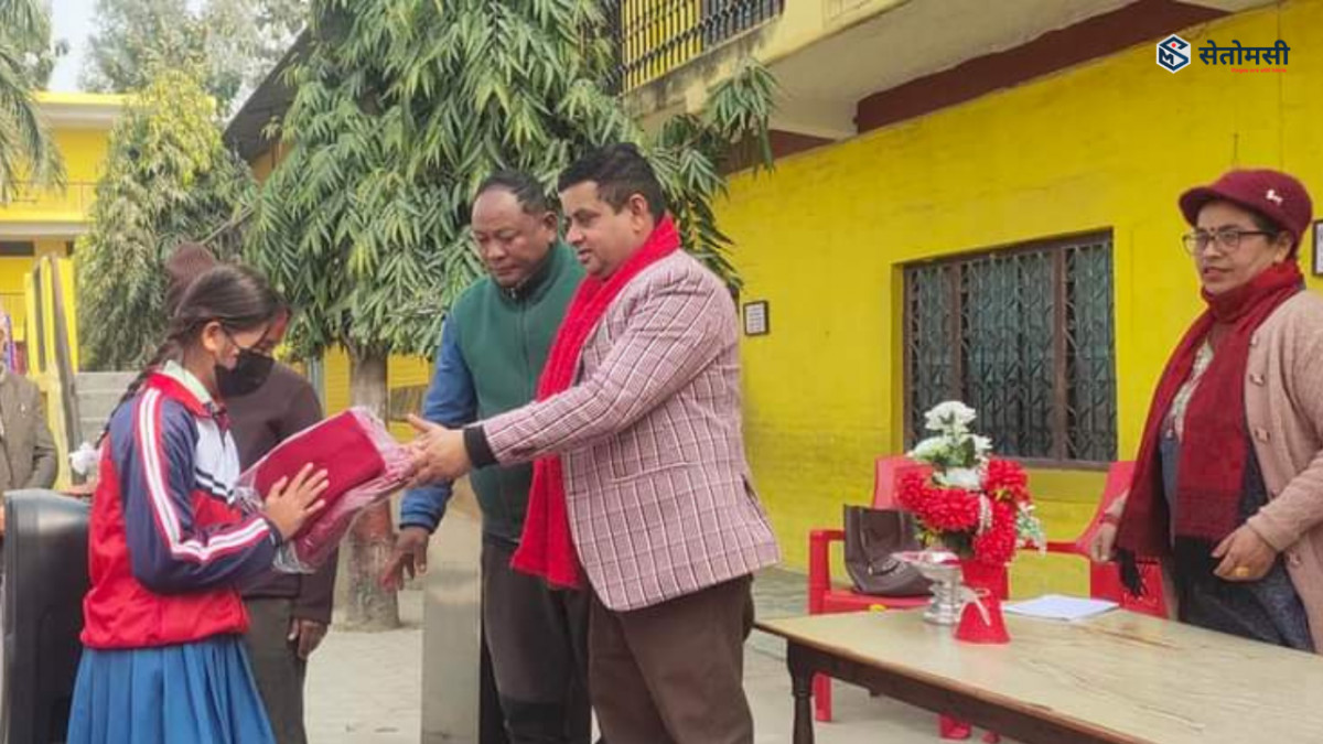 सुनवल ७ का विपन्न विद्यार्थीलाई न्यानो कपडा वितरण