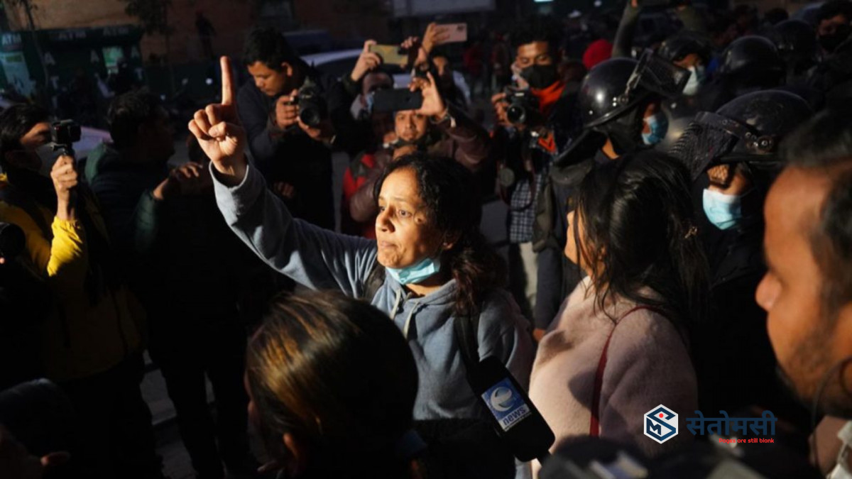 अदालतको फैसलाविरुद्ध रवि समर्थकको प्रदर्शन