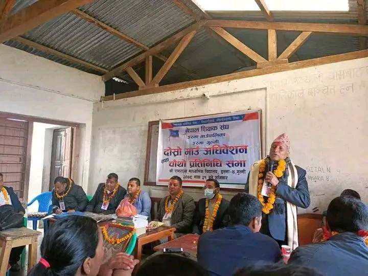 नेपाल शिक्षक संघद्वारा विद्यालयमा शैक्षिक सामग्री वितरण 